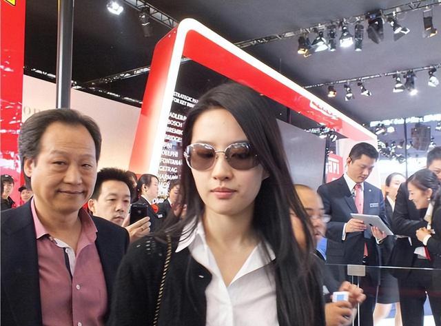 刘亦菲05年和干爹聚餐视频曝光,看完他们的对话,才知绯闻多离谱