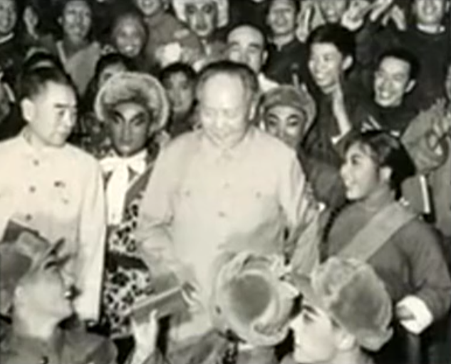 吃里爬外,永不回国?她带领30名演员选择留美,年过花甲归来