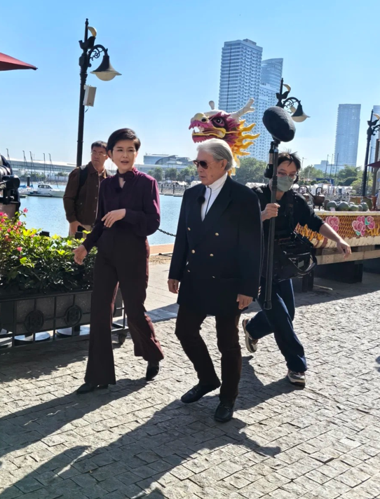 霍震霆和仨儿子现身内地,启刚给弟弟拍照,郭晶晶身份特殊最受宠