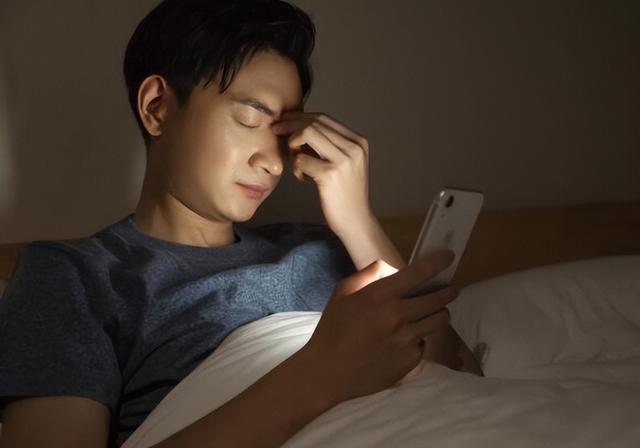 经常在睡前玩手机的人，用不了多久，这3种痛苦或许会落到你身上