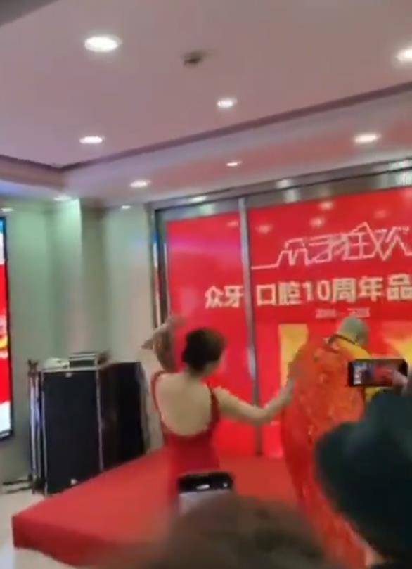 侯耀华“后院”起火!女徒弟身着清凉给徐少华伴舞,合照搔首弄姿