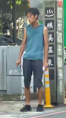 唐治平裸上身游荡街头,瘦骨嶙峋精神恍惚,穷困潦倒拒绝他人帮助