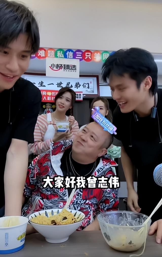 “曾志伟合影扫胸事件”愈演愈烈，第二种解释来了，这才合理