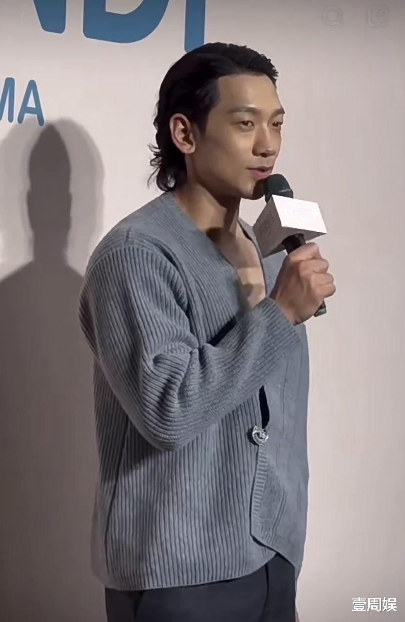 42岁Rain现身活动身材魁梧,发际线后移难掩憔悴,网友:太油腻了