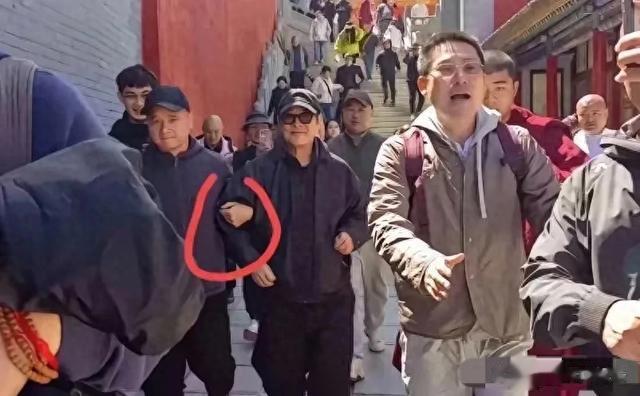 状态太差!61岁李连杰现身五台山,面色差,瘦骨嶙峋,全程得搀扶