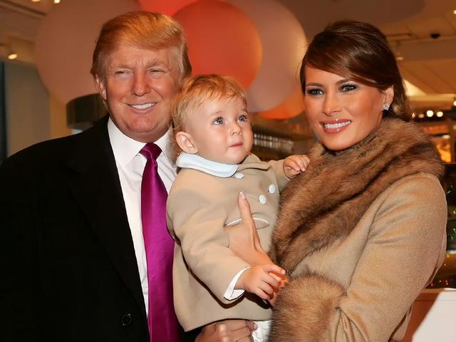 川普小儿子上大学被偶遇，白衬衫蓝眼睛又帅又有钱，发型超像爸爸