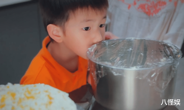 黄磊一家为儿子庆生，俩女儿太出众，弟弟活在姐姐光环下成小透明