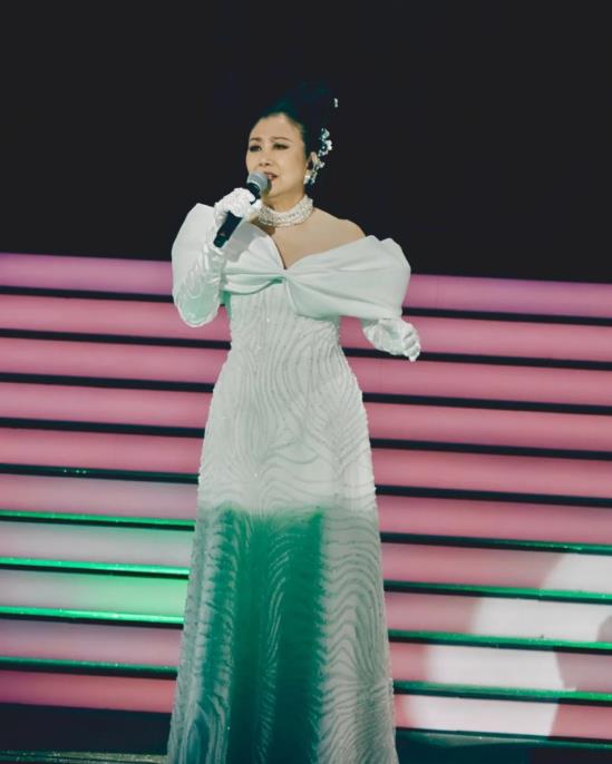 77岁了也要开演唱会捞金?路走不利索又无儿无女,汪明荃图什么?