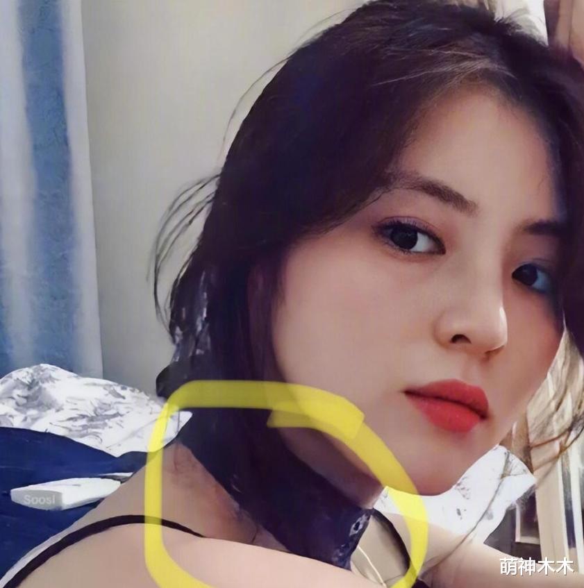 韩星韩素希当众举止异常,五官不受控表情怪异,被质疑精神不正常