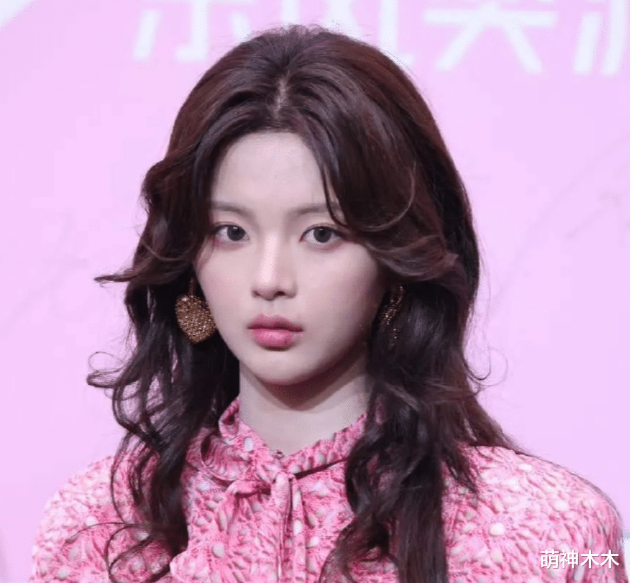 尖叫之夜红毯生图：刘诗诗头发遮面不敢露全脸，李沁圆润变成熟