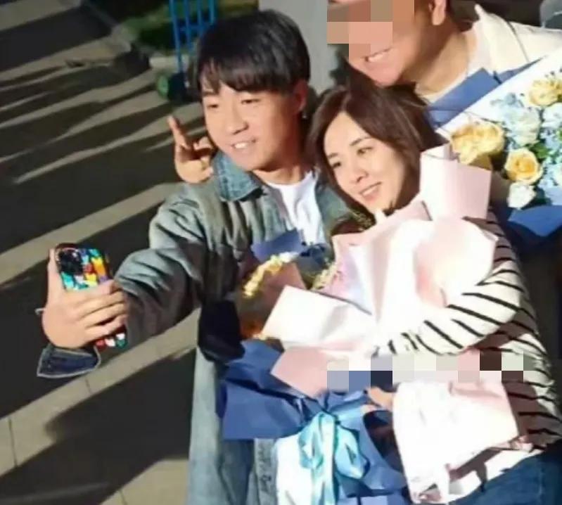王晓晨公开甜蜜互动,公布与俞灏明恋爱时长,男方母亲赠送红包自称“妈咪”