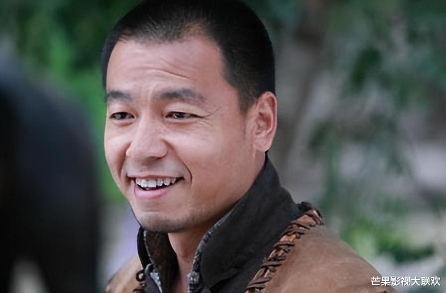 王挺：为父母离异落泪，帮爸爸还掉千万巨债后，40岁才与家人和解