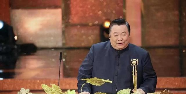 曾拿400万帮女儿还债，76岁惨遭无情抛弃，身无分文借钱度日