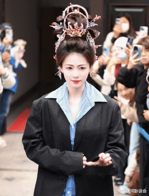 她这脸，怎么越来越吓人了...