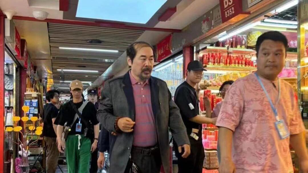 陈建斌新形象曝光，谢顶严重已秃头，装扮又土又俗化身义乌小老板