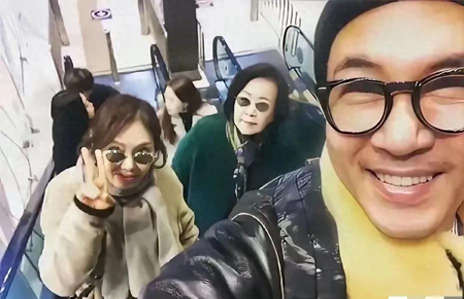 47岁徐熙媛高调示爱酷龙,晒甜蜜表白引热议,网友:恋爱脑到极致?