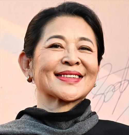 倪萍近照曝光，年近70脸部僵硬，嘟嘟唇尖下巴，整容整毁了？