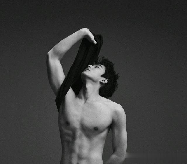 曾敬骅来自中国台湾的青年男演员，长相帅气迷人，演技精湛。