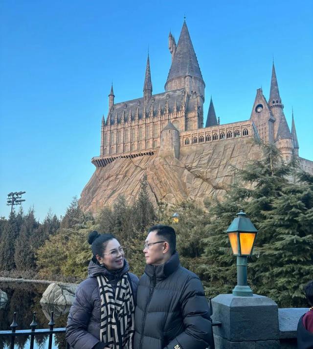 沈梦辰晒全家福，一家子逛环球影城真融洽！与婆婆越来越有婆媳相