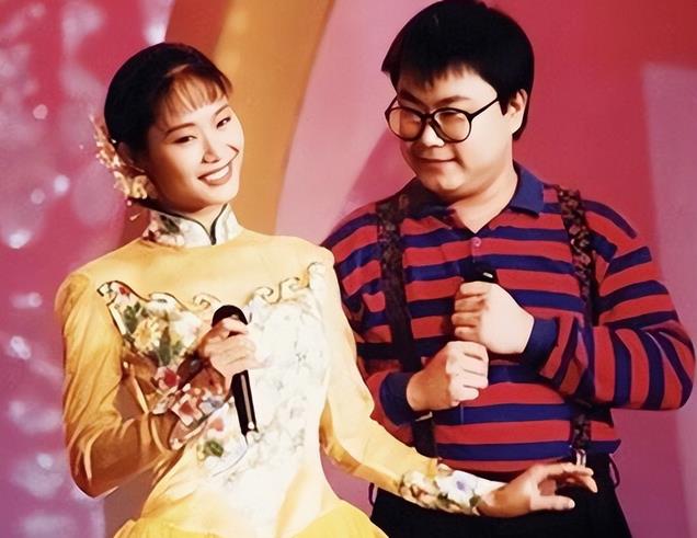 57岁于文华现状,住在农村自建房,裙子拖地喂土狗,曾遭前夫背叛