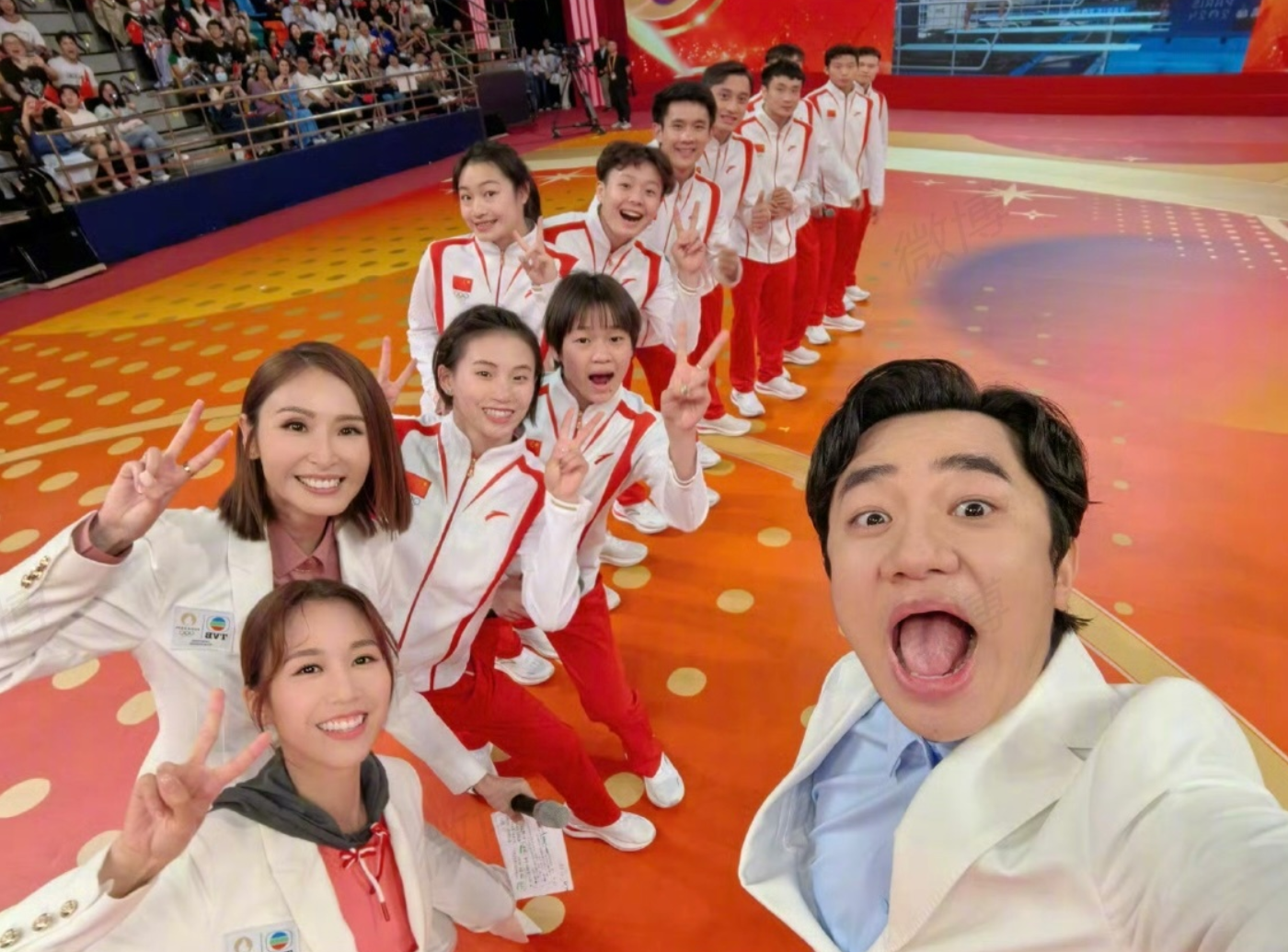 王祖蓝晒与奥运健儿合照！幽默抢镜成显眼包，运动员当背景引热议