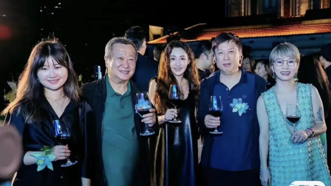 好家伙，42岁姚笛变得不敢认了，离婚10年，马伊琍赢得云淡风轻