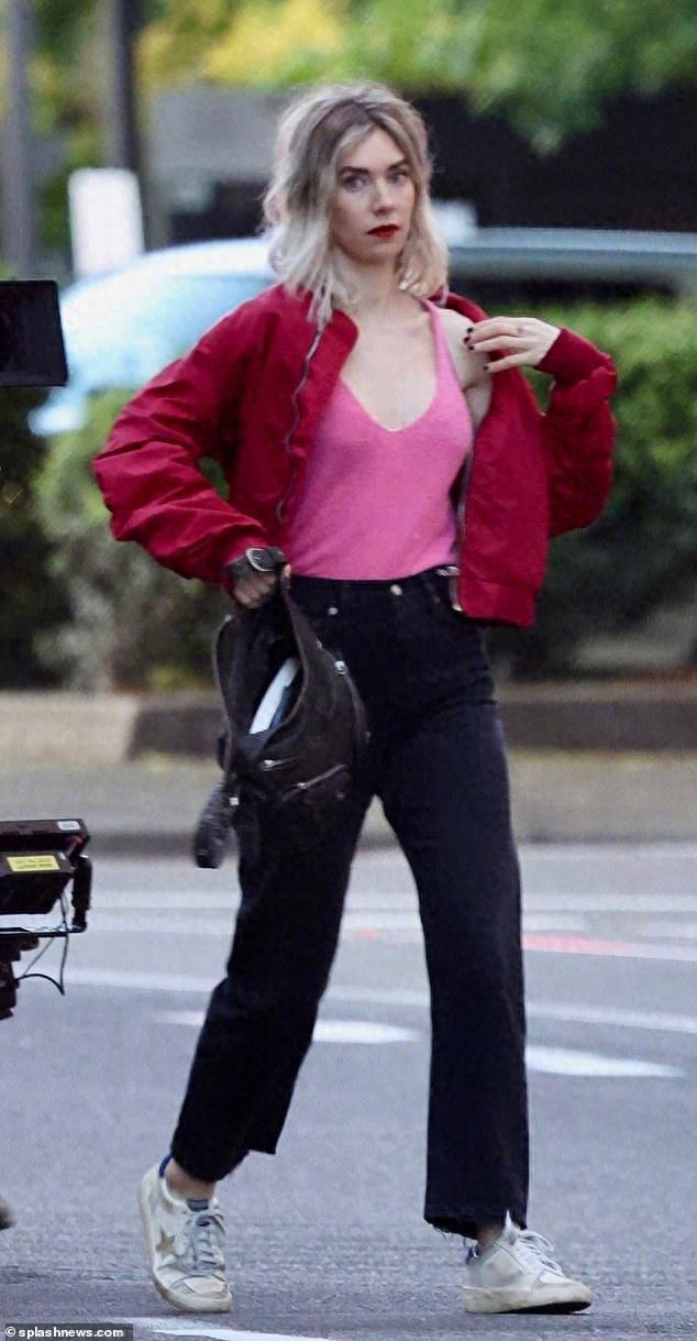 凡妮莎·柯比拍网飞新片《黑夜总会来》 ???