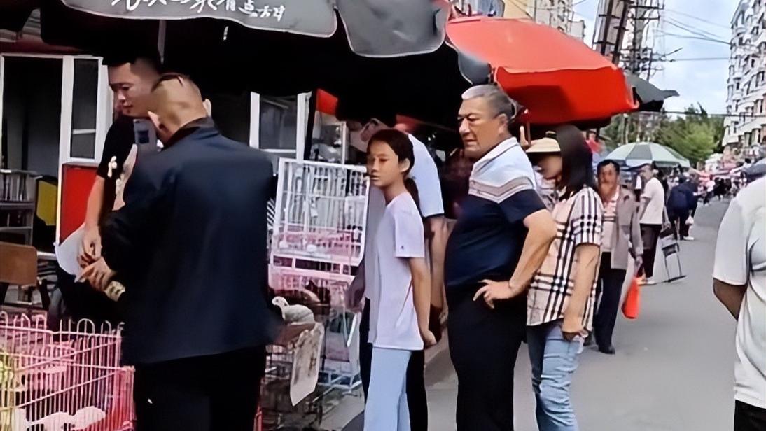 贾乃亮带甜馨回老家，打扮朴素接地气，发现被拍后扭头就走