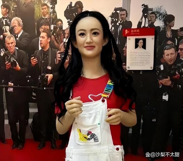 真尴尬！蒋欣出席蜡像揭幕，被丑到只能尬笑，强颜欢笑“太像了”