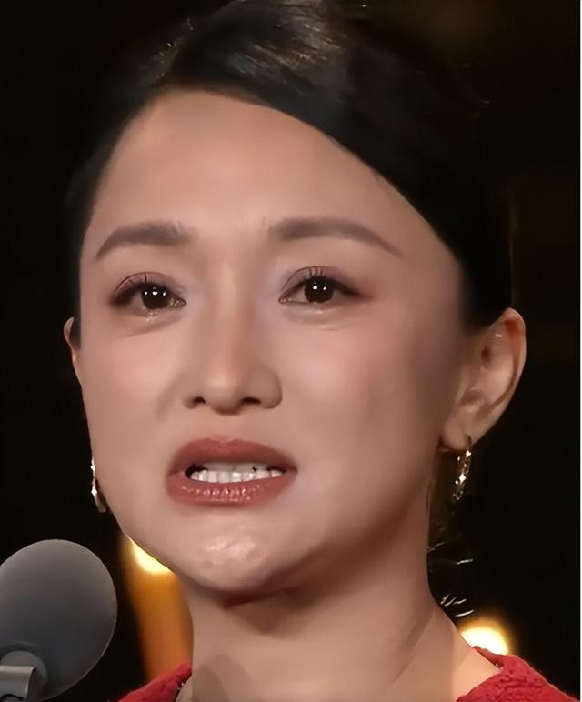 上海这一晚，被“又矮又土”的周迅惊艳，不穿暴露礼服却艳压群芳