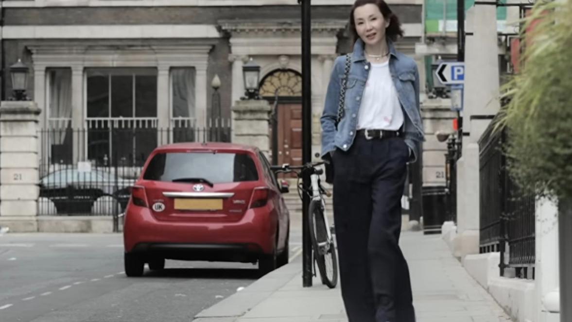 59岁张曼玉长居伦敦外出购物，豪爽买万元大衣，为店员签名好窝心