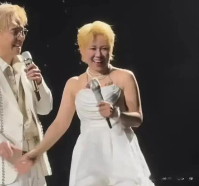 小沈阳夫妇俩颜值大涨，同染黄发好似情侣发型，现场表白让人羡慕