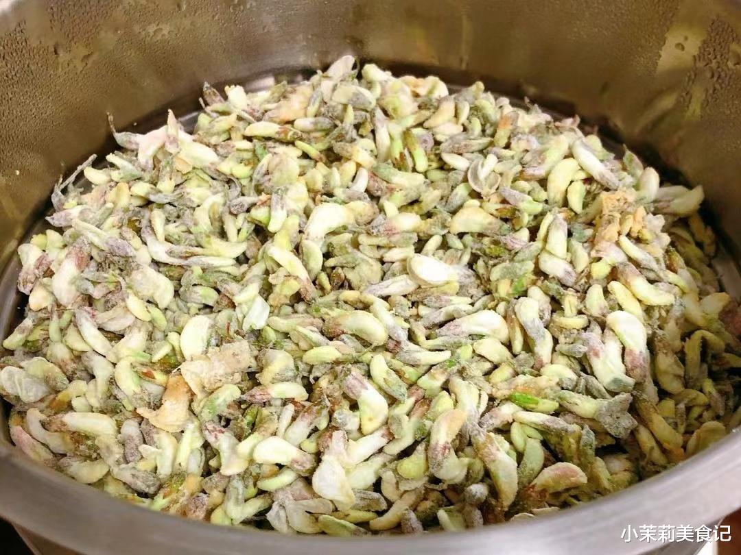 蒸槐花，最忌直接裹面上锅蒸，牢记“1放1窍门”，粒粒焦香不粘坨