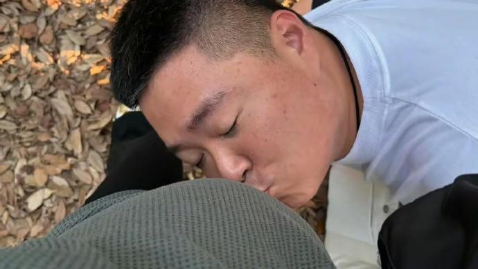 郝邵文捧老婆孕肚狂亲，曾为了继女不想要小孩，如今带货风生水起