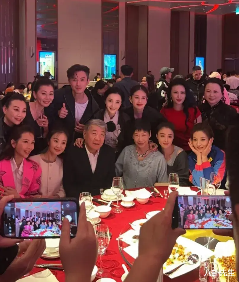 孙俪近照撞脸毛阿敏，跟《甄嬛传》主创重聚几乎没互动，被批傲气