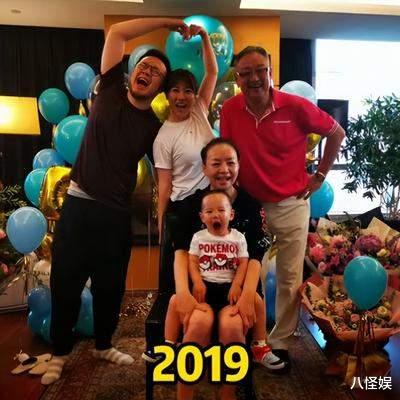 宋丹丹和董事长老公逛街,发型太男性化,夫妻俩被打趣像老哥俩