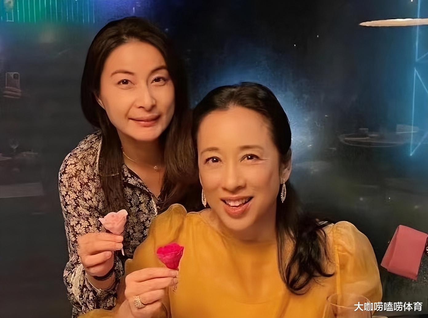 郭晶晶一家8口出游,港姐婆婆罕见现身,朱玲玲搂郭妈合影像2代人