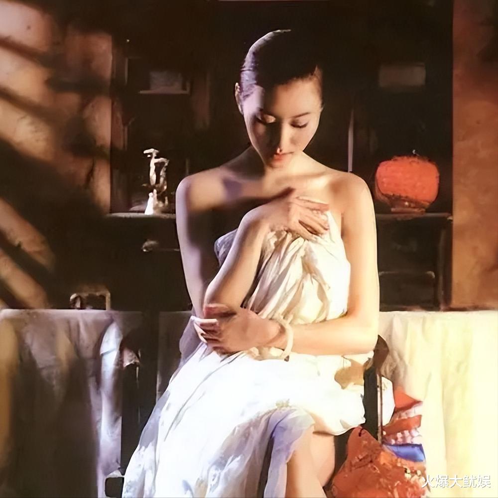 “裸模”汤加丽:霸榜2373天,扬言:不是脱了衣服就是艺术