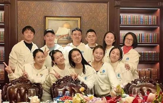 郑恺老婆参加母校70周年庆活动，苗苗和宋茜同班，两人合影好青涩