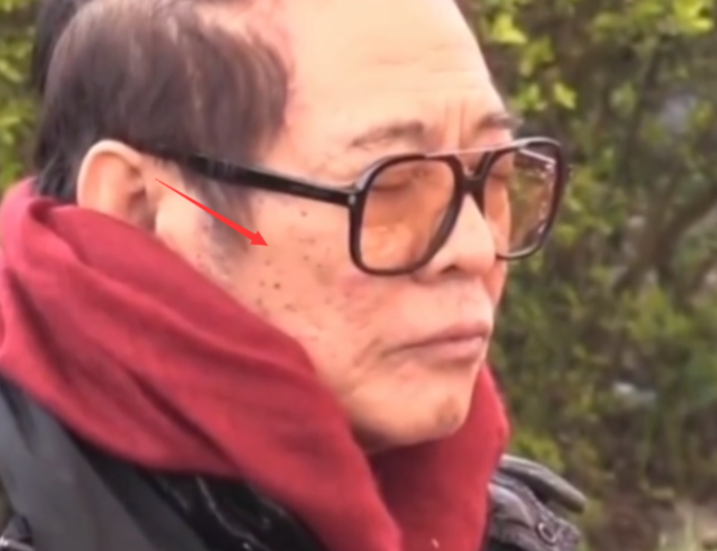 一条热搜,捅破了70岁成龙的“尴尬处境”,谢霆锋果然没撒谎