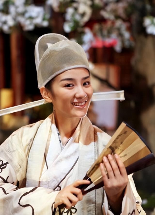 把假睫毛卸了,口红擦了,胸勒平了,才算不糊弄观众的女扮男装!