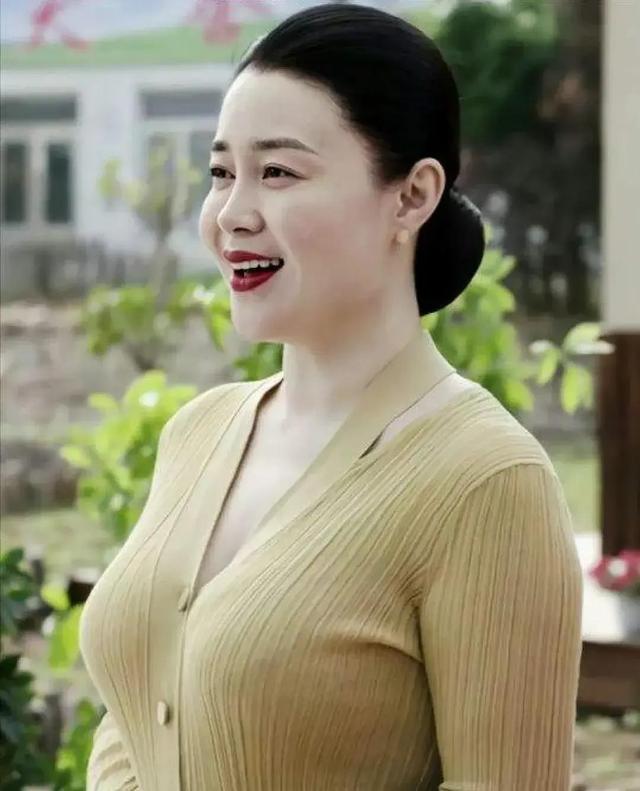 和赵本山绯闻不断,41岁仍单身,关婷娜被郭德纲调侃心胸宽广