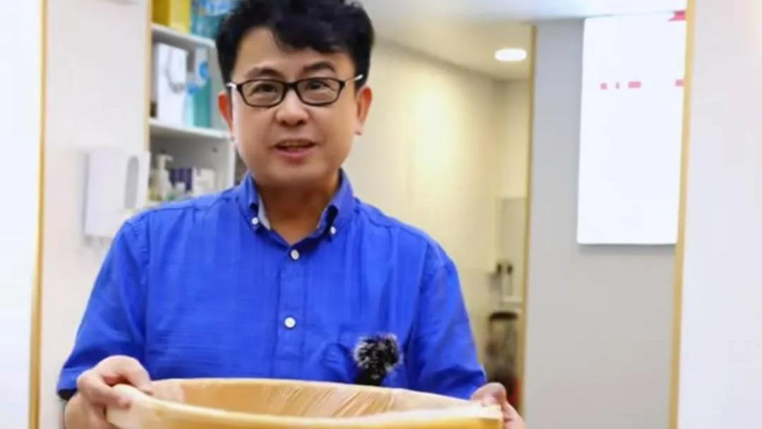 知名港星深圳开修脚店，至今仍在租房住，学霸儿子在北大就读