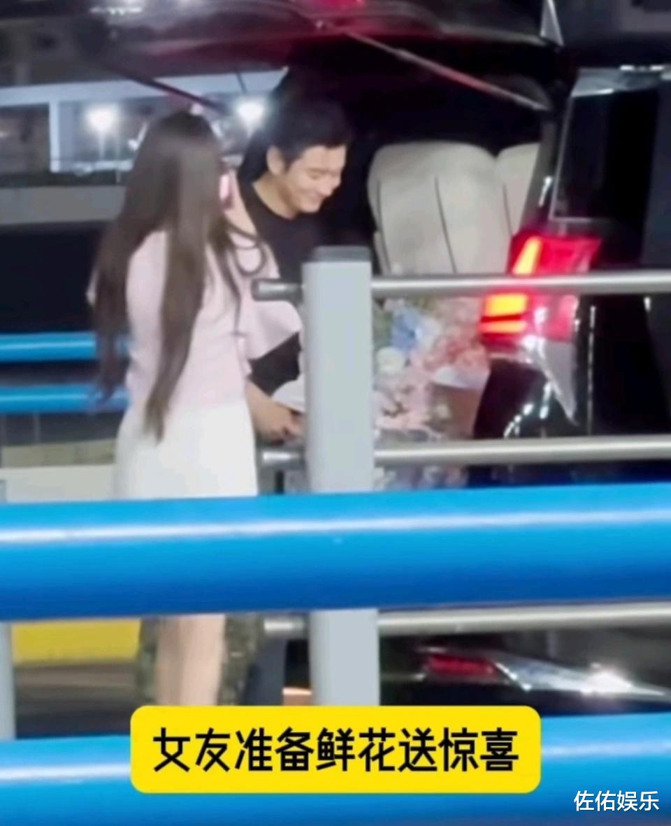 黄晓明叶柯感情甜蜜惹人羡，baby晒照秀美腿，手戴戒指有深意