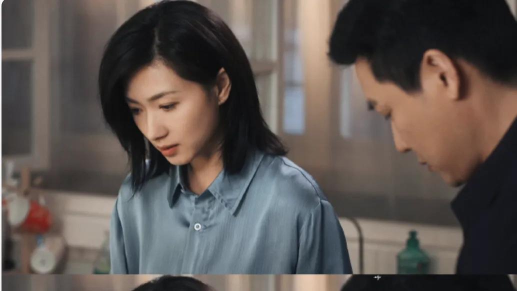 戴着头套别演女警！《人民警察》万茜一出手，让你看清什么是“帅过男人”