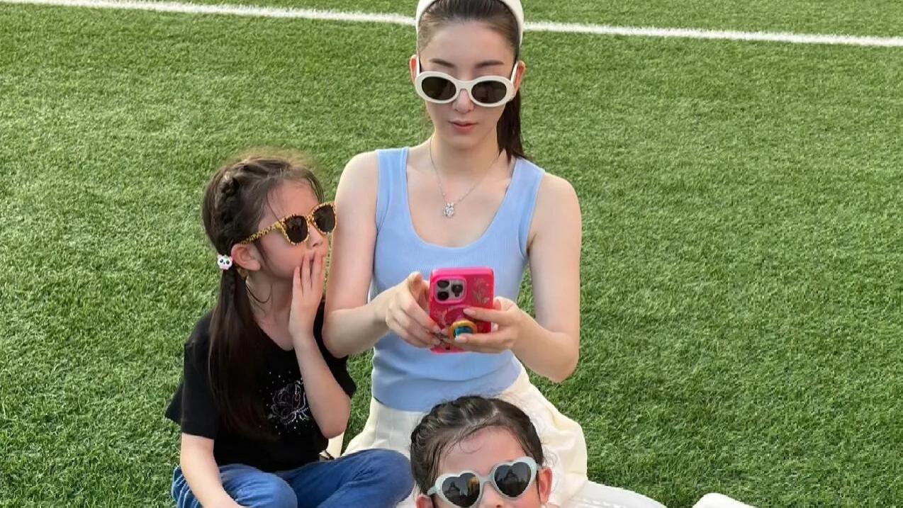 方媛晒带娃日常，母女仨互动温馨欢乐，小女儿继承郭富城舞王基因