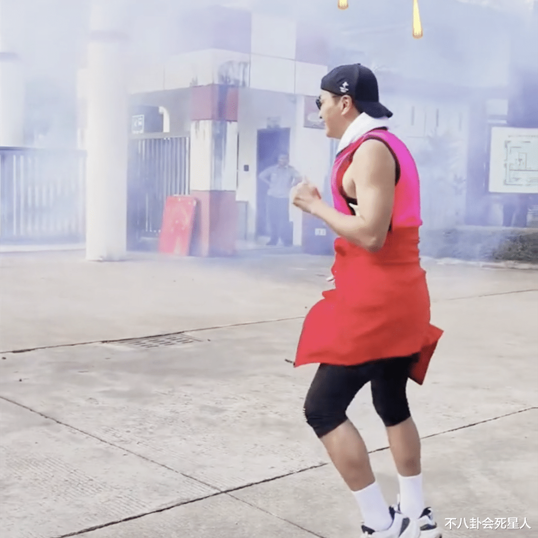 64岁港星被曝隐婚生女,娇妻约三四十岁,在内地开厂身家过亿