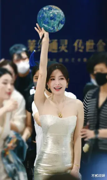 45岁秦岚不输少女，完美身材让人看不够，太绝了！