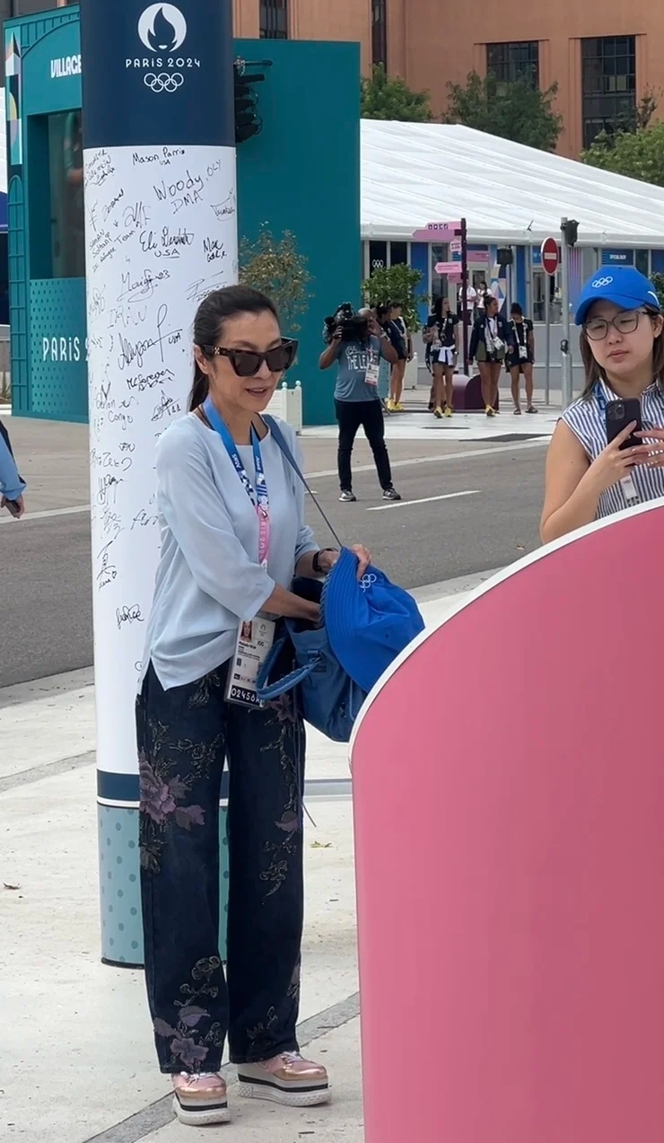 杨紫琼现身巴黎奥运村，穿农村大妈裤接地气，还与陈思羽同框合影