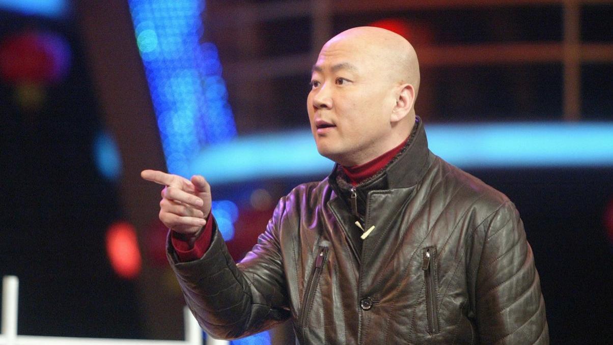 因一句脏话葬送22年努力！仅49岁就满头白发的他，应了郭德纲的话